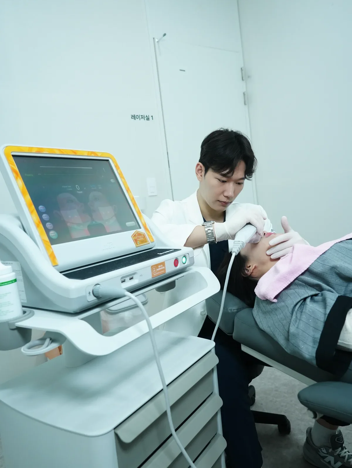 Ultherapy Prime HIFU device with DeepSEE screen at RE:BERRY Clinic Gangnam — showing real-time facial mapping during treatment